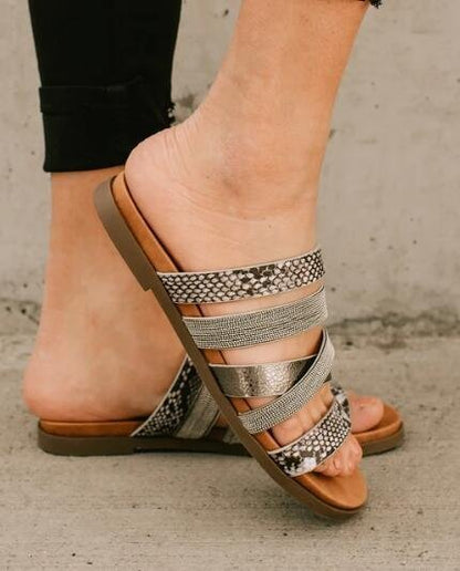 Flat casual open-toed beach sandals